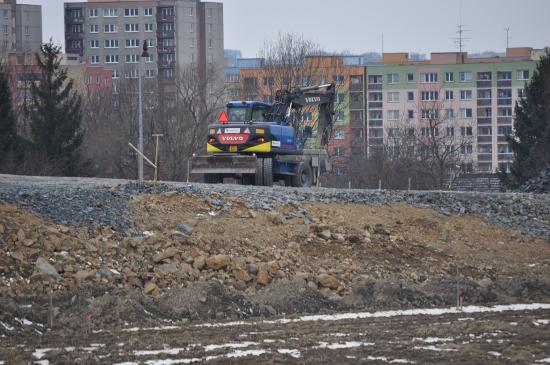 V těchto dnech byly obnoveny práce na rekonstrukci železničního nadjezdu a také nově na budovaném sjezdu na ulici Dělnickou.
FOTO: DAVID MACHÁČEK