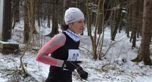 Darina Krausová z pořádajícího Atletického klubu Emila Zátopka Kopřivnice doběhla na Mořkovském zajíci, který letos „ozdobil“ sníh, mezi ženami celkově třetí. 
FOTO: JIŘÍ HARAŠTA