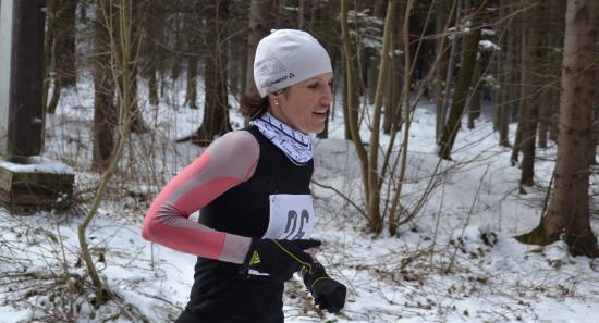 Darina Krausová z pořádajícího Atletického klubu Emila Zátopka Kopřivnice doběhla na Mořkovském zajíci, který letos „ozdobil“ sníh, mezi ženami celkově třetí. 
FOTO: JIŘÍ HARAŠTA