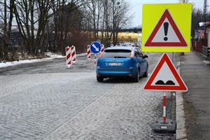 Jedem z nejhorších úseků silnic v Kopřivnici je v horní části ulice Štramberské. Zde by mělo dojít k rozsáhlejší opravě.
FOTO: DAVID MACHÁČEK