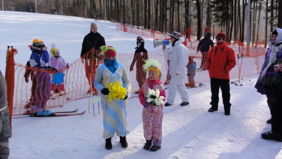 Lyžaři se v sobotu oficiálně rozloučili se sezonou, ale přiznávají, že dokud sníh neroztaje, sjezdovku ještě neopustí.
FOTO: KATEŘINA HŐHNOVÁ