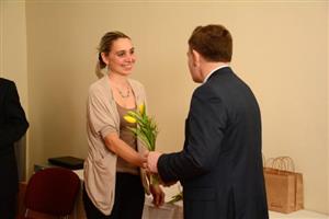 Mezi jednadvaceti oceněnými kantory byla také Ivana Bačová, která působí v Základní škole Mniší. Od starosty města dostala nejen poděkování, ale i květinu. 
FOTO: DAVID MACHÁČEK