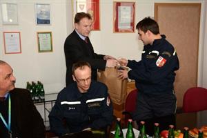 Starosta Josef Jalůvka poděkoval členům místní jednotky Sboru dobrovolných hasičů za práci, kterou odvedli u dvou tragických neštěstí v úvodu letošního roku.
FOTO: DAVID MACHÁČEK