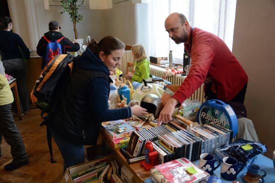 Více prodejců a o něco menší množství nakupujících se sešlo v sobotu ve velkém sále Katolického domu na druhém pokračování ’Blešáku’.
FOTO: DAVID MACHÁČEK