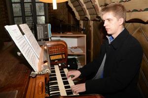 Mladý varhaník Marek Kozák zaplnil v neděli odpoledne prostor kopřivnického kostela sv. Bartoloměje hudbou starých mistrů.
FOTO: DAVID MACHÁČEK