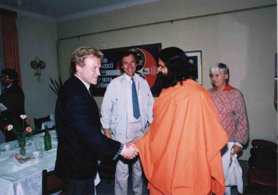 Jedním z významným okamžiků zdejšího sdružení Jóga v denním životě byla návštěva jogínského mistra Svamiho Maheshwaranandy, který v Kopřivnici vedl letní kurz v roce 1990.
FOTO: ARCHIV