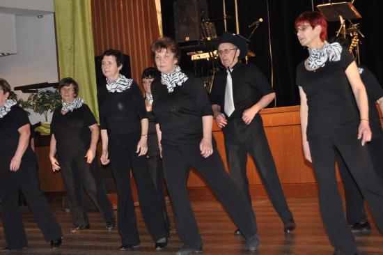 Na závěr doprovodného programu vystoupili na Jarním seniorském odpoledni také sami senioři se svými tanci v řadě.
FOTO: DANA HOĎÁKOVÁ