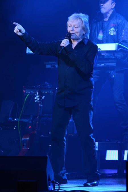 Václav Neckář se svou kapelou Bacily koncertoval v kulturním domě. V Kopřivnici se objevil po víc jak třiceti letech, ale na pódiu sršel energií a dobrou náladou. 
FOTO: DAVID MACHÁČEK