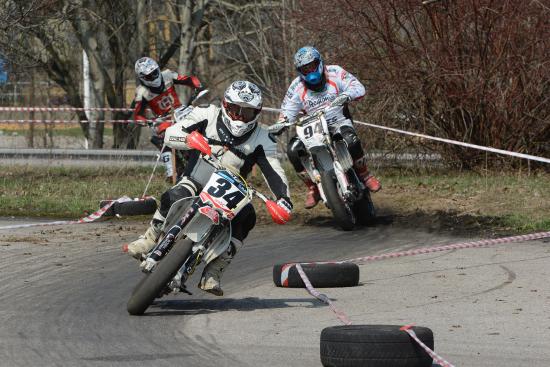 Bezmála pět desítek motocyklových závodníků se minulou neděli utkalo na polygonu o první body do Mistrovství ČR Supermotaurd.
FOTO: DAVID MACHÁČEK