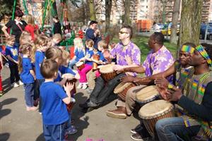 Kapela Afrikana měla v rámci oslav Dne Země samostatné vystoupení i workshopy s dětmi.
FOTO: DANA HOĎÁKOVÁ