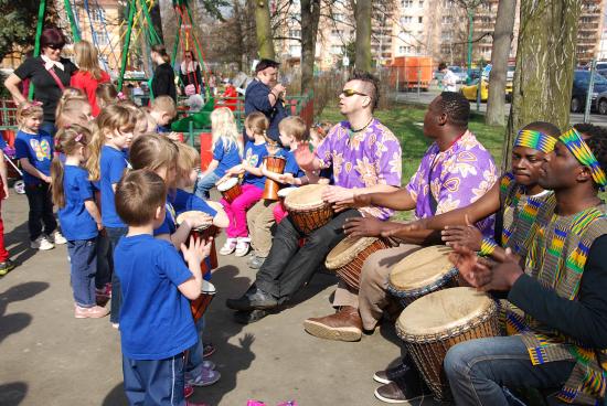 Kapela Afrikana měla v rámci oslav Dne Země samostatné vystoupení i workshopy s dětmi.
FOTO: DANA HOĎÁKOVÁ