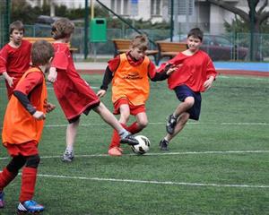 V semifinále základního kola McDonald’s Cupu 4. a 5. tříd porazila ZŠ Lubina pořádající ZŠ M. Horákové těsně 1:0. Lubina se později stala celkovým vítězem.
FOTO: JANA FEILHAUEROVÁ