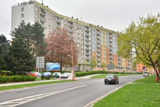 Zastupitelé se před týdnem vyslovili pro přípravu prodeje bytů v domě známém jako Hokejka. Peníze, které město privatizací získá, použije následně na stavbu domova pro seniory.
FOTO: DAVID MACHÁČEK