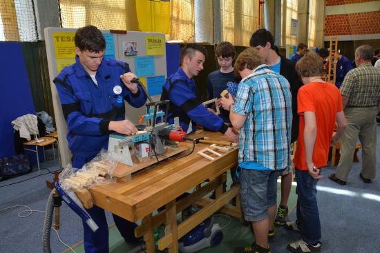 Přehlídka řemesel se letos snažila školáky zaujmout především různorodou nabídkou aktivit, které si na vlastní kůži mohli vyzkoušet.
FOTO: DAVID MACHÁČEK