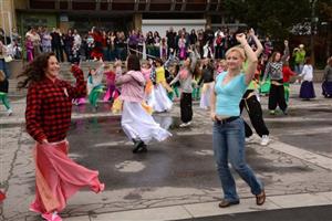 Součástí nedělních oslav Mezinárodního dne tance bylo také společné vystoupení tanečnic před kulturním domem. Díky počasí se jich tohoto bodu programu zúčastnil jen zlomek. FOTO: DAVID MACHÁČEK