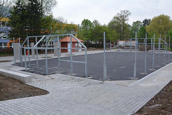 Nové víceúčelové hřiště, které bylo postaveno v těsné blízkosti ZŠ Alšovy, bude dokončeno do konce června. V jeho sousedství byly postaveny i nové veřejné záchodky.
FOTO: DAVID MACHÁČEK