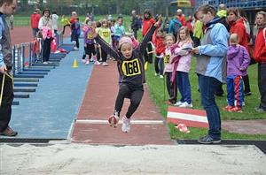 Atletická mladší přípravka soutěžila na Májových závodech mimo jiné ve skoku dalekém. V dlouhé řadě startujících byla i Lucie Bačová (na snímku) z místního klubu.
FOTO: ROBERT ŠÁDEK