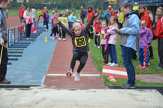 Atletická mladší přípravka soutěžila na Májových závodech mimo jiné ve skoku dalekém. V dlouhé řadě startujících byla i Lucie Bačová (na snímku) z místního klubu.
FOTO: ROBERT ŠÁDEK