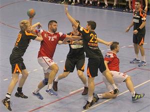 Házenkáři Kopřivnice měli ve 45. minutě Karvinou na lopatě. Vedli 25:24, vlastními chybami se ale o úspěch připravili.
FOTO: DALIBOR TOBOLA