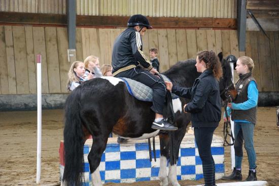 Jízda na koních a ponících byla jednou z disciplín Her bez hranic na Hermelín ranči, na nichž šlo hlavně o integraci zdravých a postižených dětí.
FOTO: DANA HOĎÁKOVÁ