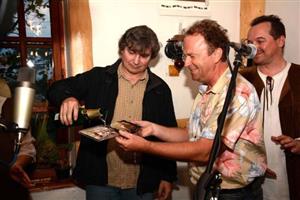 Kmotři nového CD Hoře při křtu alba na koncertě ve Štramberku.
FOTO: DAVID MACHÁČEK