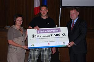 Provozovatelé cukrárny Harlekýn získali na diskuzním fóru šek na propagaci a podporu zahájení činnosti jejich sociálního podniku.
FOTO: DANA HOĎÁKOVÁ