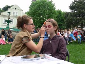 Během Strašidelné muzejní noci si mohli návštěvníci na náměstí ve Štramberku nechat vyzdobit obličej strach nahánějícími malůvkami.
FOTO: ILONA MAZALOVÁ