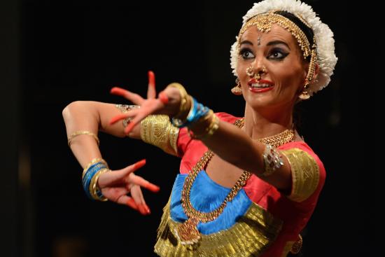 Velký divácký úspěch zaznamenalo představení k oslavám třiceti let jógy v Kopřivnici. Kinosál praskal ve švech při vystoupení tanečnice Kripa Devi i při sitárovém koncertu.
FOTO: DAVID MACHÁČEK