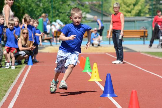 Děti z mateřských škol si soutěžení v upravených atletických disciplínách viditelně užívaly, stejně jako jejich fandící kamarádi a rodiče.
FOTO: DAVID MACHÁČEK