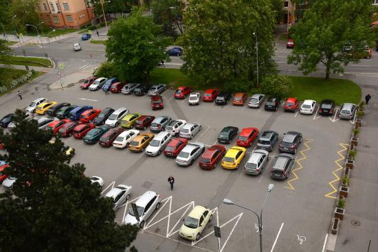 Na parkovišti před radnicí bude možné po zavedení regulace parkovat pouze po dobu maximálně dvou hodin s výjimkou šesti míst před poštou.
FOTO: DAVID MACHÁČEK