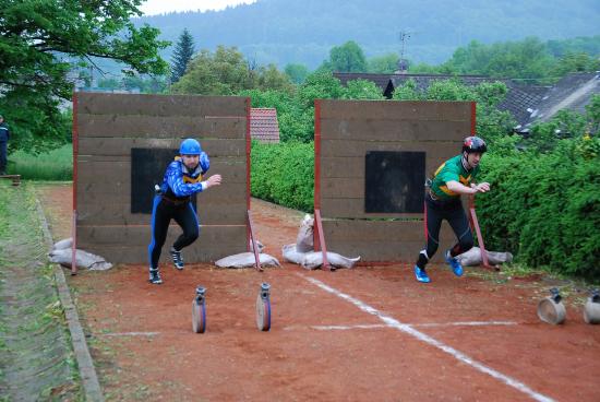 Uplynulou sobotu se v Mniší uskutečnily dvě pohárové soutěže v požárním útoku. V závodě na 100 metrů dosáhli nejlepších časů závodníci z pořádající jednotky z Mniší.
FOTO: DANA HOĎÁKOVÁ