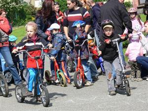 Na startu petřvaldského závodu koloběžek se sešla třicítka malých závodníků, ale fandilo jim zhruba sto povzbuzujících rodičů.
FOTO: ILONA MAZALOVÁ