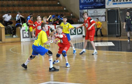 Chlapecký tým ZŠ Emila Zátopka si dovezl skvělé stříbro z celostátního finále Novinářského kalamáře. Celek Újezdu u Brna (na snímku) ve skupině přehrál 14:4.
FOTO: JANA FEILHAUEROVÁ