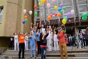 V rámci programu ke Dni dětí v kulturním domě, který byl také oslavou čtyřiceti let fungování DDM v Kopřivnici, bylo vypuštěno symbolických čtyřicet balonků s přáními. Jeden z nich byl odchycen i s přáním až na Malé Morávce.
FOTO: DAVID MACHÁČEK