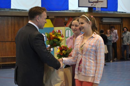 Adéla Demlová a Anna Andělová zvítězily v celostátním finále soutěže zaměřené na záchranářské dovednosti a získaly pro svou školu Zlatý Helpíkův pohár.
FOTO: J. FEILHAUEROVÁ