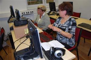 Místní skauti připravili pro seniory počítačové kurzy, které probíhaly na Vanaivanu. Zatímco někteří se učili základy, jiní navázali na předchozí kurz a zdokonalovali se v práci na PC.
FOTO: DANA HOĎÁKOVÁ