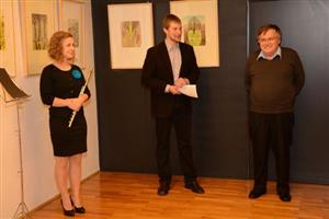 Pražský grafik Pavel Sivko (zcela vpravo) při zahájení své výstavy v prostorách Lašského muzea.
FOTO: DAVID MACHÁČEK