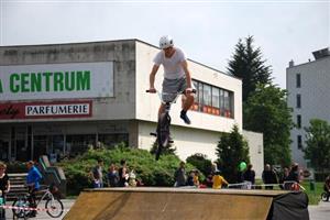 Součástí slavnostního otevření cyklostezky Kopřivnička, vedoucí středem města, byly také akrobatické kousky na kolech a in-line bruslích. Pro menší cyklisty byly připraveny soutěžní cyklohrátky.
FOTO: DANA HOĎÁKOVÁ