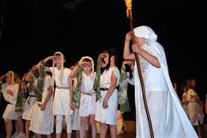 Žáci čtvrté třídy vystoupili na akademii s krátkým divadelním představením vycházejícím ze Starých pověstí českých.
FOTO: DANA HOĎÁKOVÁ