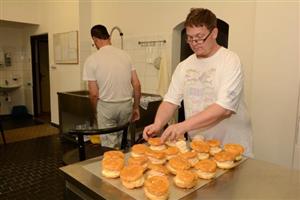 V nově otevřené cukrárně Harlekýn fungující jako sociální firma našlo uplatnění několik lidí s handicapem.
FOTO: DAVID MACHÁČEK