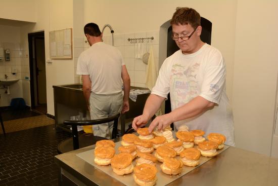 V nově otevřené cukrárně Harlekýn fungující jako sociální firma našlo uplatnění několik lidí s handicapem.
FOTO: DAVID MACHÁČEK