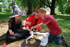 Na poraněných pohádkových bytostech se děti uplynulou sobotu učily, jak správně poskytnout první pomoc. Akce se dětem i rodičům líbila a organizátoři slíbili, že ji za rok zopakují.  
FOTO: D. HOĎÁKOVÁ