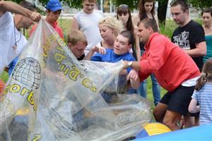 Také těžce postižení klienti kopřivnického Motýlka si vyzkoušeli aquazorbing. V jejich případě nešlo ani tak o adrenalinovou zábavu, jako spíš o relaxaci na hladině.
FOTO: DAVID MACHÁČEK
