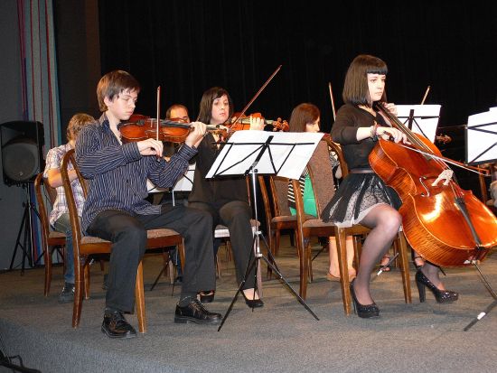 Orchestr ZUŠ Zdeňka Buriana hraje při závěrečném koncertě školy. Výuka hudby zde aktuálně prochází proměnou a žáci se budou více věnovat také populární hudbě.
FOTO: ILONA MAZALOVÁ