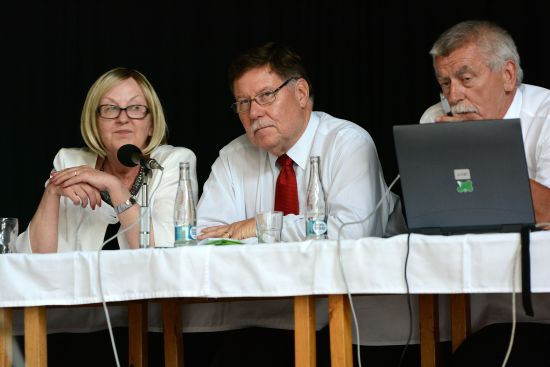 Předseda představenstva Tatra, a. s., Ronald A. Adams (uprostřed) musel na valné hromadě společnosti čelit nepříjemným otázkám akcionářů. Firma, která ještě na začátku roku vlastnila místní automobilku, je totiž na dně.
FOTO: DAVID MACHÁČEK