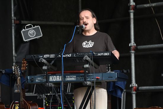 Vlasta Redl s kapelou během vystoupení v Kopřivnici prokázal velkou dávku humoru a zahrál řadu svých písní v atraktivních aranžmá.
FOTO: DAVID MACHÁČEK