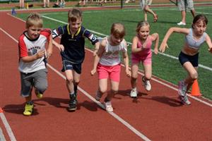 Atletický víceboj pro I. - IV. třídy základních škol přinesl spoustu velkých soubojů. Vidět byly především v bězích, kde docházelo k přímé konfrontaci se soupeři.
FOTO: DAVID MACHÁČEK