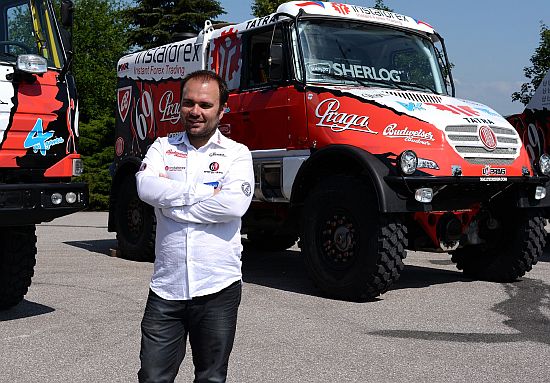 Aleš Loprais se svou ’Královnou’ těsné poté, co byla na polygonu pokřtěna. V těchto dnech nový závodní speciál bojuje s terény na Hedvábné stezce. 
FOTO: DAVID MACHÁČEK