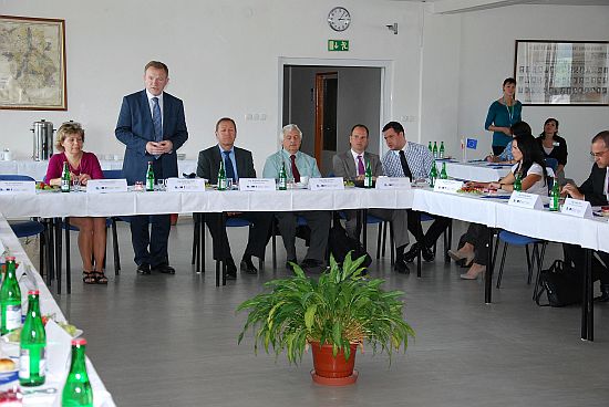 Prvního července se poprvé setkala sedmadvacetičlenná Komise pro strategický rozvoj, jejímž úkolem je během následujících měsíců pracovat na aktualizaci Strategického plánu města Kopřivnice.
FOTO: DANA HOĎÁKOVÁ