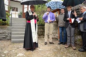 Biskup František Václav Lobkowicz při slavnostním otevření obnovené křížové cesty z Nového Jičína na Kotouč požehnal nejen rekonstruované kapličce, ale i kříže, které nahradí již zmizelá zastavení.
FOTO: DAVID MACHÁČEK
